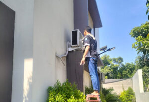 Melakukan Pembersihan Mesin AC outdoor di Krian