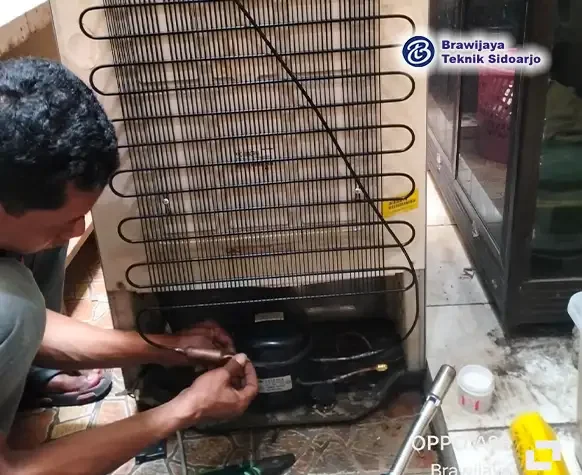 memperbaiki kulkas LG rumah wonoayu